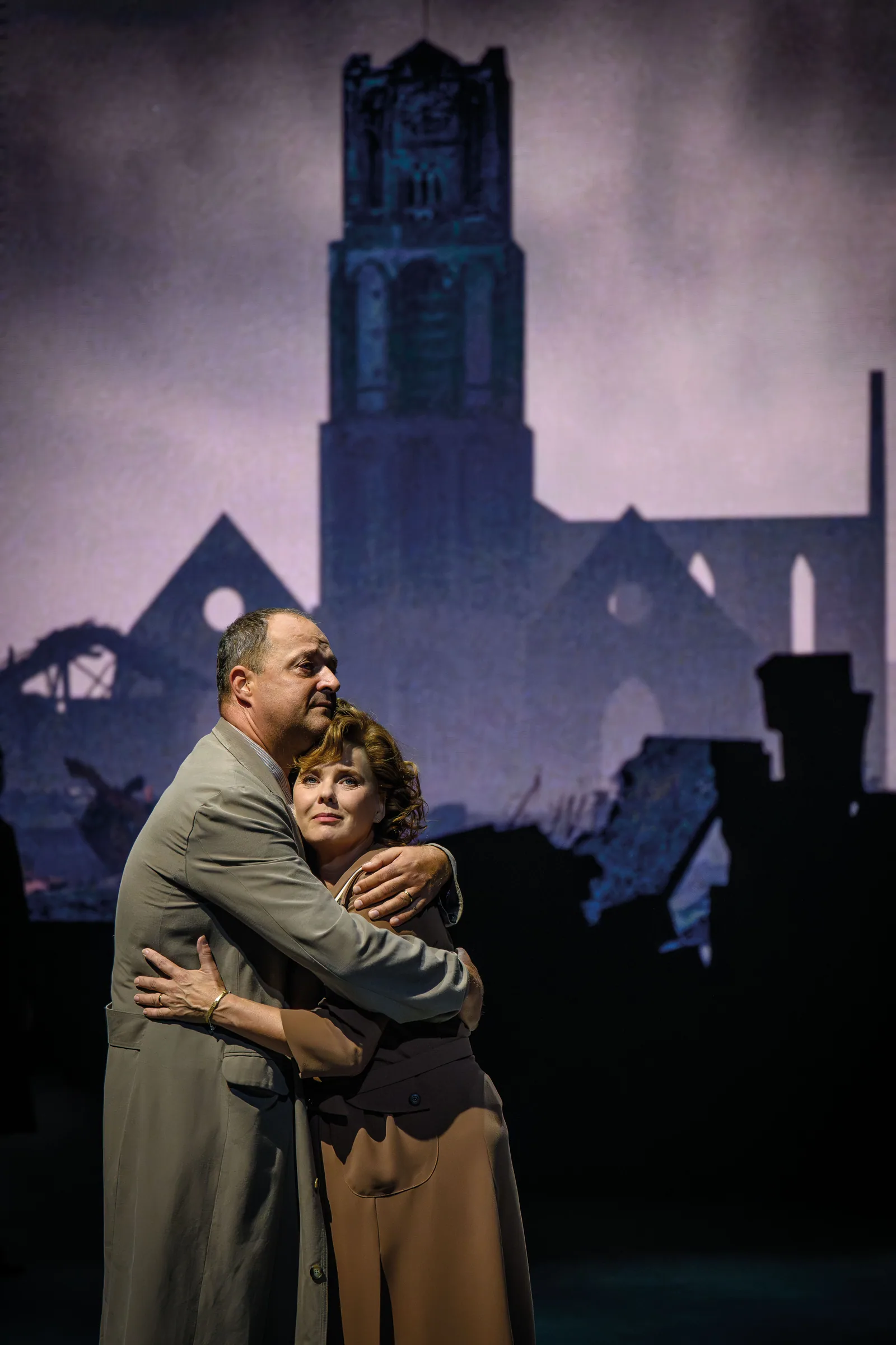 Stage visuals op groot LED-scherm tijdens een musicalproductie
