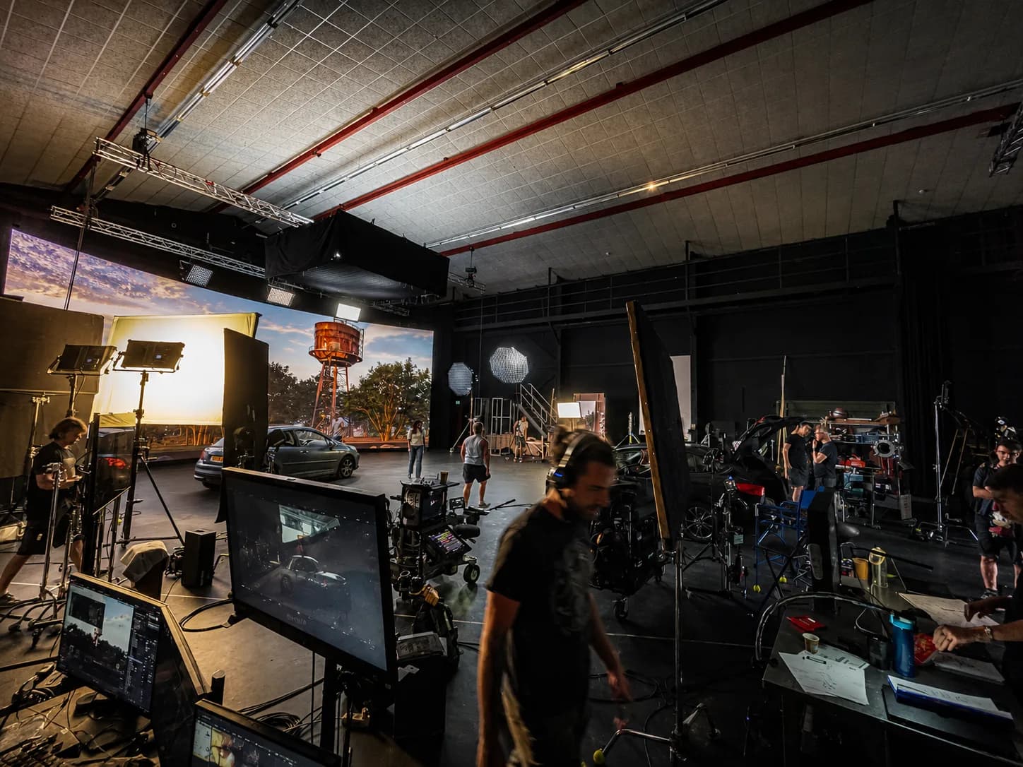 Virtual production studio met realtime 3D-content op een LED-volume